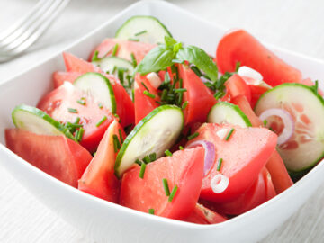 Salat aus Tomaten und Gurken