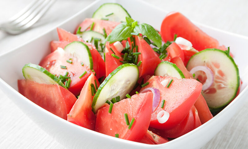 Salat aus Tomaten und Gurken