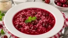 Fruchtige Sauerkirschsuppe mit Reis in einem weißen tiefen Teller
