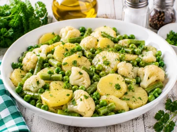 Bunter Kartoffelsalat mit Bohnen, Erbsen und Blumenkohl