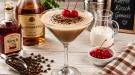 Eleganter Kirsch-Cocktail mit Kaffee, Sahne und Maraschinokirschen in einem Cocktailglas.