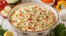 Cremiger Weißkrautsalat mit Apfel, Möhren und Paprika in einer großen Schüssel.