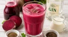 Cremiger Rote-Bete-Drink mit Eiswürfeln und Pfeffer in einem hohen Glas.