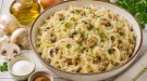 Sauerkrautsalat mit marinierten Pilzen und Petersilie in einer Schüssel.