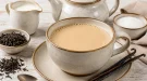 Cremiger Vanille-Milch-Tee in einer großen Tasse mit Vanilleschote.