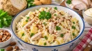 Cremiger Farmersalat mit Geflügel, Sellerie und Kartoffeln.