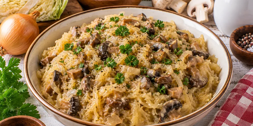 Gedünstetes Sauerkraut mit Pilzen in cremiger Soße.