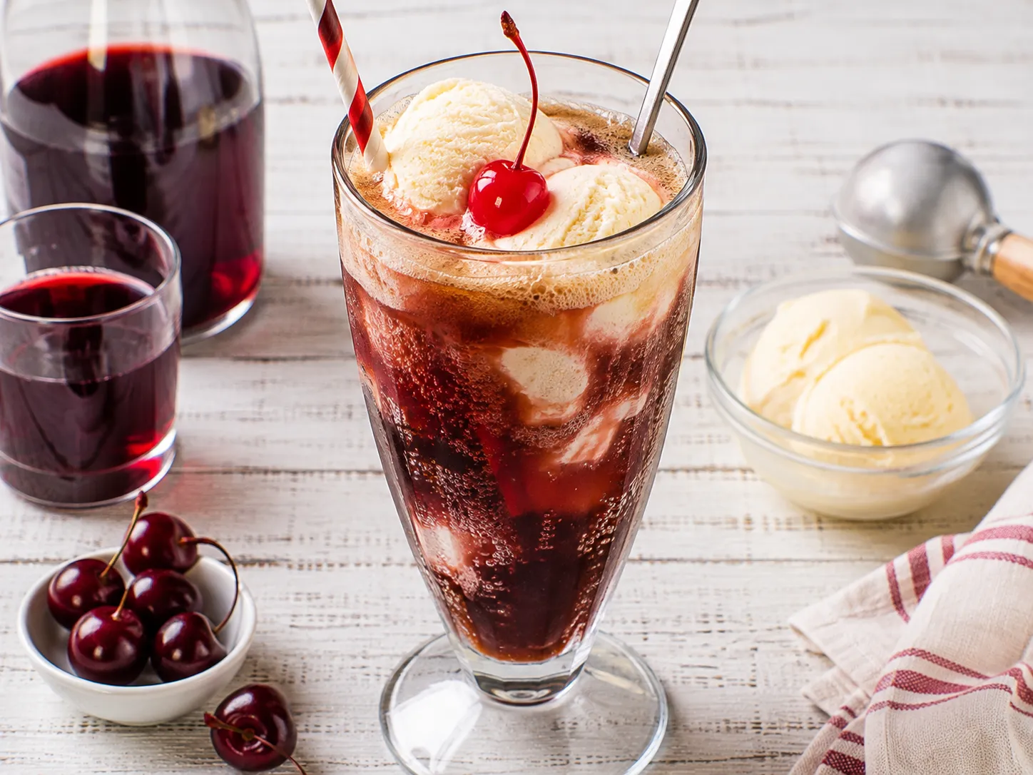 Hohes Glas Kirsch-Cola mit Vanilleeis und Maraschinokirsche.