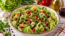 Frischer Kopfsalat mit grünen Bohnen, Paprika und Kräuterdressing.