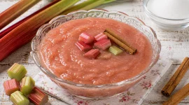 Hausgemachtes Rhabarbermus mit Zimt in einer Glasschale.