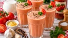 Cremiger Tomaten-Milch-Shake in einem hohen Glas.
