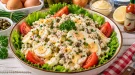 Cremiger Eiersalat mit Gewürzgurken, Kapern und Schnittlauch.