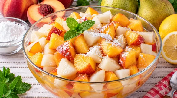 Frischer Obstsalat mit Pfirsichen und Birnen.