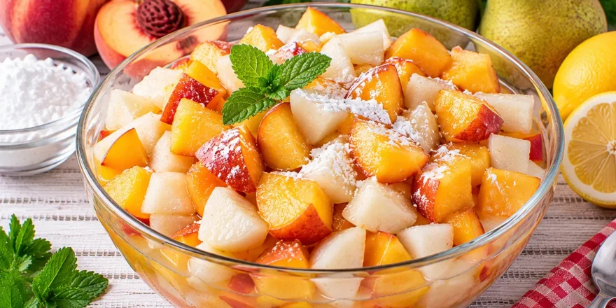 Frischer Obstsalat mit Pfirsichen und Birnen.