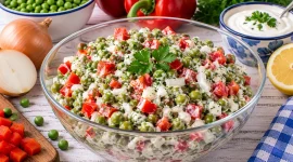 Frischer Erbsen-Paprika-Salat mit Kräutern.