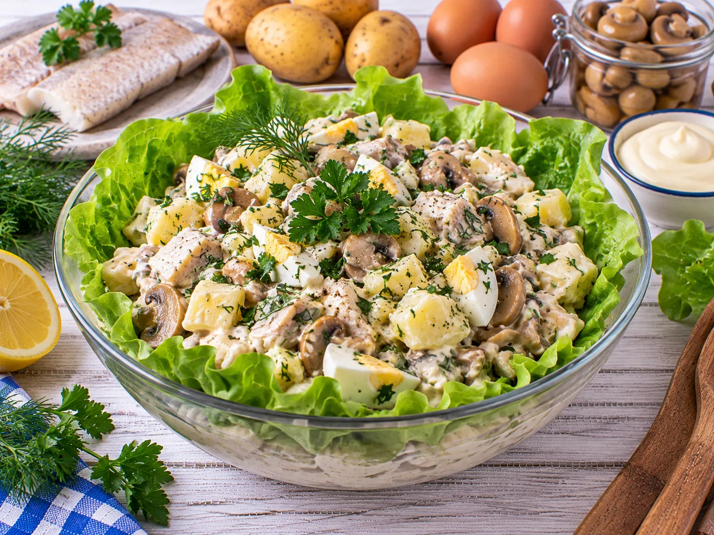 Cremiger Fischsalat mit Pilzen, Kartoffeln und Ei.