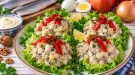 Heringsaufstrich mit Apfel, Ei und Walnüssen auf Salatblättern.
