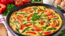 Lockeres Gemüseomelett mit Paprika, Bohnen und Tomaten.