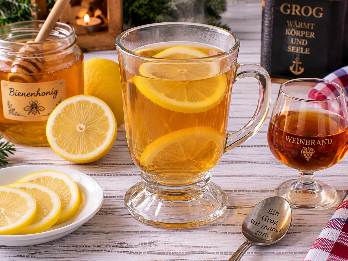 Heißer Honig-Grog mit Zitrone und Honig im Glas.