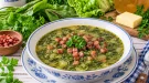 Aromatische Kräutersuppe mit frischen Kräutern und Speckwürfeln.