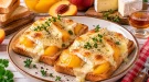 Überbackener Toast mit Pfirsichen und Camembert.