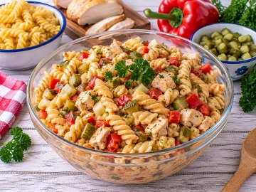 Spirellisalat mit Geflügelfleisch, Paprika und Gewürzgurken.