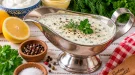 Cremige Vitaminsoße mit frischen Kräutern in einer Edelstahl-Sauciere.