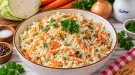 Knackiger Weißkrautsalat mit Möhren und frischen Kräutern.