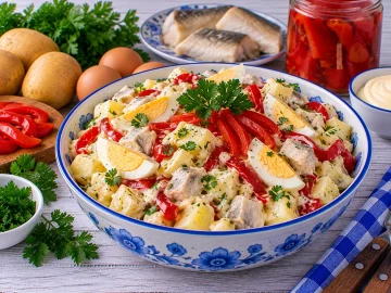 Cremiger Fischsalat mit Kartoffeln, Ei und mariniertem rotem Paprika.