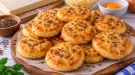 Goldbraune Kümmelplätzchen aus Blätterteig mit Käse.