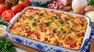 Goldbraun überbackener Nudelauflauf mit Tomaten und Schinken.