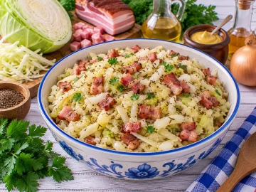 Warmer Weißkohlsalat mit Speck und Kümmel.
