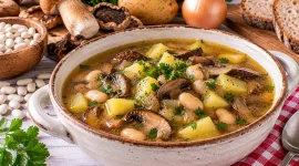 Herzhafte Pilzsuppe mit weißen Bohnen und Kartoffeln.