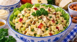 Cremiger Reissalat mit Hühnerfleisch, Äpfeln und Mandeln.