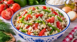 Frischer Reissalat mit Tomaten, Paprika und Dill.