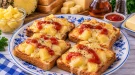 Überbackener Toast mit Ananas, Käse und Tomatenketchup.