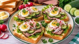 Knusprige Bratentoasts mit Rindfleisch, Ei und Gurke.