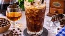 Kaffee-Cobbler mit Crushed Ice in einem hohen Glas.