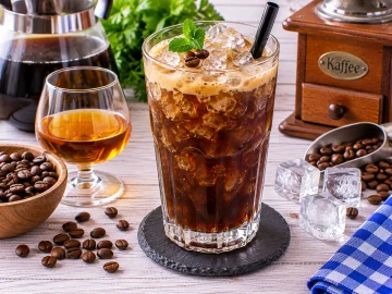 Kaffee-Cobbler mit Crushed Ice in einem hohen Glas.