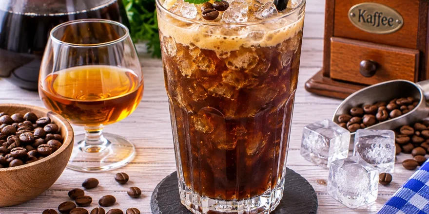 Kaffee-Cobbler mit Crushed Ice in einem hohen Glas.