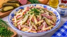 Herzhafter Käsesalat mit Salami und Gewürzgurken.