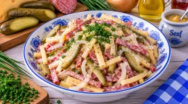 Herzhafter Käsesalat mit Salami und Gewürzgurken.