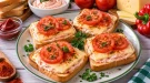 Knusprige Toastscheiben mit Quark, Käse und Tomaten.