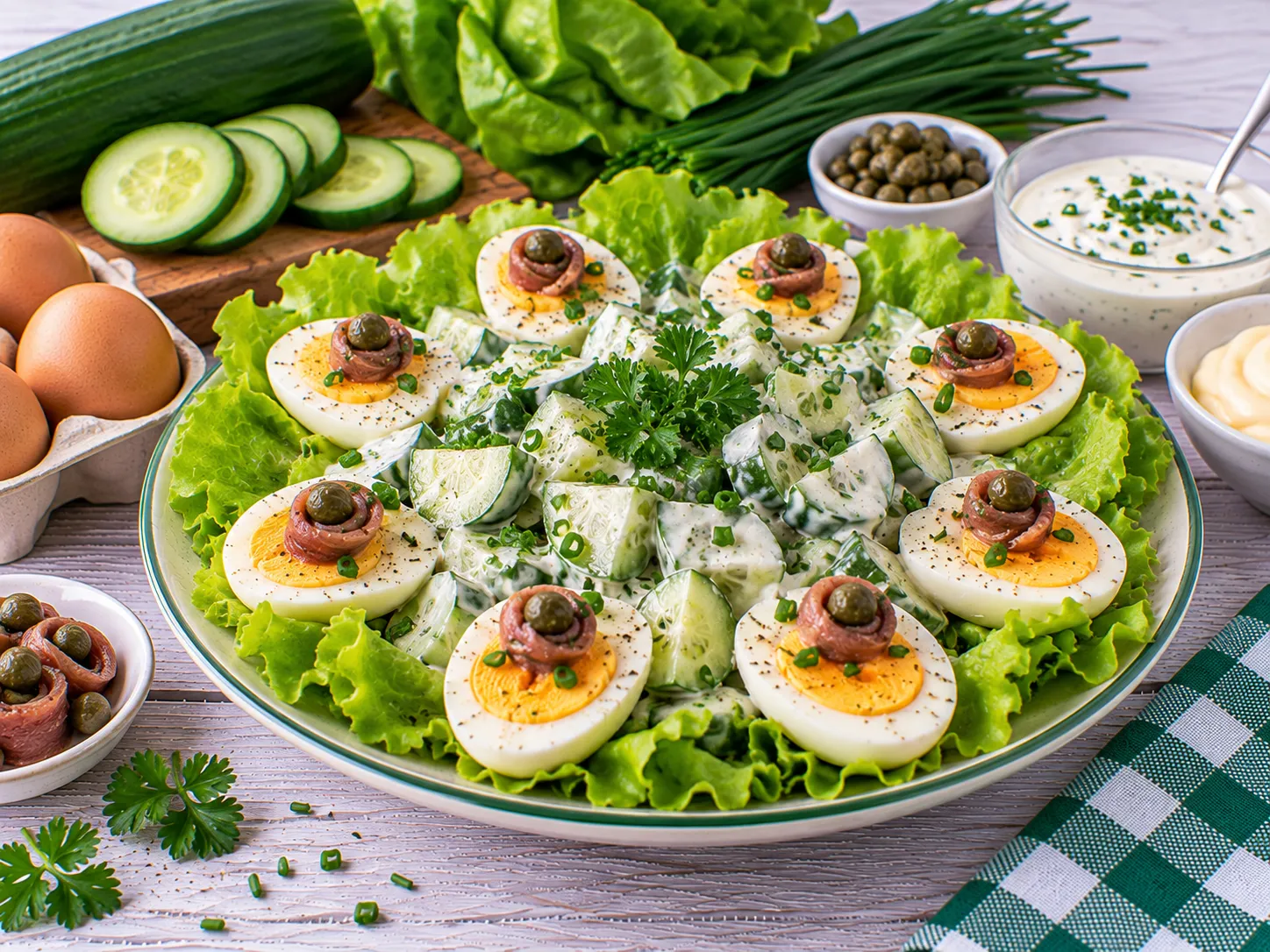 Salatplatte mit Gurken, Eiern und cremigem Joghurt-Dressing.
