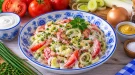Frischer Tomaten-Porree-Salat mit cremigem Senf-Dressing.