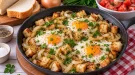 Zwiebeleier mit gerösteten Zwiebeln und knusprigem Weißbrot.