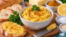 Hausgemachte Currybutter in einer kleinen Schale.