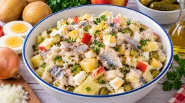 Fisch-Kartoffelsalat mit Kartoffeln, Ei, Apfel und Gewürzgurke.