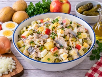 Fisch-Kartoffelsalat mit Kartoffeln, Ei, Apfel und Gewürzgurke.