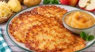 Goldbraune Hefeplinsen aus rohen Kartoffeln mit Apfelmus.